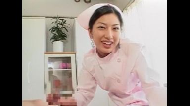 私が良いって言うまで我慢してね！笑顔で手コキをしてオッパイを出して擦り付け最後は口内射精しています。のthumbnail