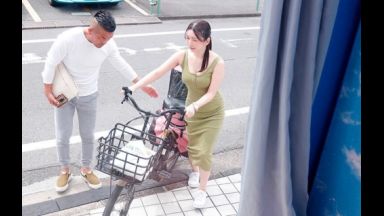 ☆人妻ナンパ☆　２７歳だというEカップの大きなオッパイがひと際目を惹く優しそうなママさんタイプの美人奥さまがとびきりスケベな淫乱メス犬に豹変！クイックマッサージの無料体験だと声を掛けられて乗車したマジックミラー号で敏感ポイントを刺激され絶頂欲求が高まったアラサー人妻が魅せる淫らな姿を見逃すな！のthumbnail