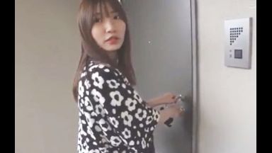 ♡「いいですよ…♡」童貞君を自宅に招いて筆おろしする可愛いお姉さん…初体験が中出しどぴゅぅぅのthumbnail