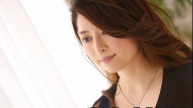 【初撮りデビュー】妖艶上品セレブでムッチリデカ尻巨乳な美熟女人妻を発掘しキスしたとたんにどスケベスイッチONになるのthumbnail