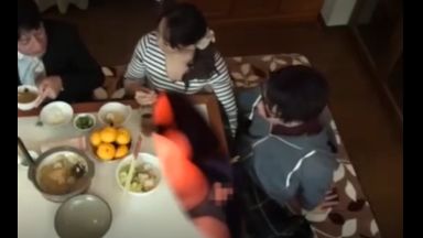 『ばれちゃいけない…っ』家族で挑む官能遊戯！母が息子に捧げる隠れフェラ＆そのまま息子棒を受け入れ膣内に注ぐのthumbnail