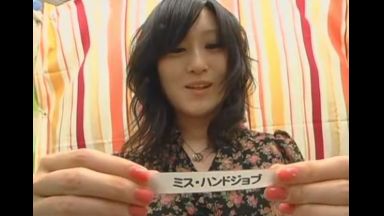 【素人ジョブ体験】「そっち系ですか…」素人女子大生がガチャで選んだ仕事を体験！プロの指導を受け手コキで見事に射精に導くのthumbnail