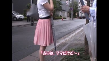 ！「あのね、ママだけど遅くなりそうだからパパと待っててね！」子供と旦那を裏切ってママさんは昼間からdickFuckingのthumbnail