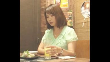 ！一人呑みしてる45歳Housewifeは欲求不満でほいほい着いてきちゃう！居酒屋のトイレで愛液トロトロにしたおPussyにdick欲しがって大変！のthumbnail