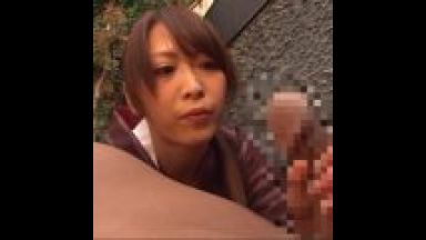 【坂下えみり】女従業員が露天風呂でデカマラ男に発情！強引に騎乗位でハメて激しい立ちバックで絶叫！のthumbnail