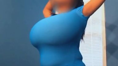 顔にはモザイクがかかってるけど信じられないレベルの爆乳を見てみたい方はコチラ！！のthumbnail