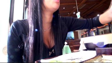 超エロい胸の谷間で巨乳が丸見えの小倉奈々ちゃんと激エロ腰振りグラインド騎乗位乳揺れセックスのthumbnail