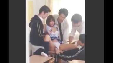 ！僕を庇ってくれた幼馴染が標的になって犯され続けるのを見てるだけのダメ人間な僕…ゴメンゴメンね…僕はcreampieさせられるのthumbnail