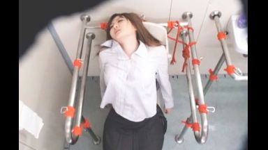 ♥虐めを辞めさせようとした先生が逆に公衆便所で眠らされて監禁レイプ…身動き取れずに言いなりおマンコに♥のthumbnail