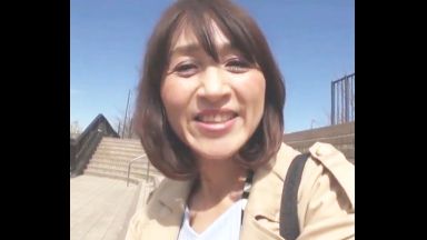 ！60歳の60th birthdayお婆ちゃんがうっとり顔でcreampie「こんなAuntを抱いてくれるの？！」地味なHousewifeのドスケベnakadashiSEXのthumbnail