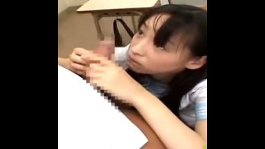 舌の先っちょでチロチロフェラするJKが失禁のthumbnail