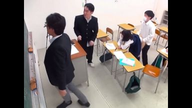 「センコーにバレてないってｗ」 授業中に生ハメＳＥＸを始める美少女ＪＫ！教師の見てないスキに大量中出しで学校内種付けｗのthumbnail
