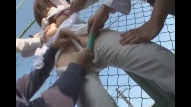 屋上で一人に成ったところを襲いフェンスに大の字に拘束してオッパイを揉みローターを当てバイブを出し入れしています。のthumbnail