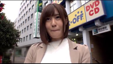 【ＡＶ応募・新婚若妻】旦那では物足りない！潮を吹きながら・・巨根男優のチンポを咥えこむ！淫乱モードなハメ撮りのthumbnail