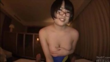 メガネっ子ショートカットヘア爆乳ぽっちゃりおデブなむちむち腰振りグラインド騎乗位女子のエロエロ水着姿のthumbnail