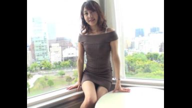 美しいラインの尻を突き出すなどして誘ってきます。こういった女性には、辱めたい衝動を抑えきれなくなります。のthumbnail
