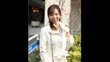 ☆人妻ナンパ☆　４３歳になったいまでも旦那さんとは月一でセックスしてるというとってもキレイな美人奥さまがとびきりスケベな淫乱メス犬に豹変！平日の昼下がり街頭アンケートだと声をかけてきた経験豊富なナンパ師に女心をくすぐられてソノ気になった欲求不満の人妻が魅せる平日午後の淫らな姿を見逃すな！のthumbnail