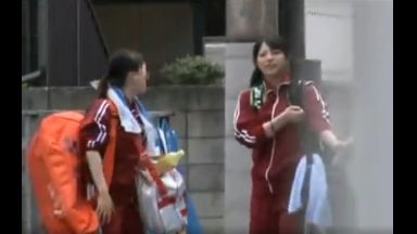 【無垢】部活帰りでジャージ姿の立ち読みJKが本屋で痴漢に強襲される！乳揉み手マンから、野外でバイブ責めに中出し強姦まで！のthumbnail