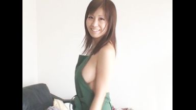 ♥39歳の秋野千尋「裸エプロンだよ…中出ししてね♥」熟女の完熟マンコに精子を搾り出しちゃうのthumbnail