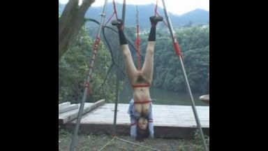 拉致拘束されるJK！手も足も出ないJKにやりたい放題！宙吊り状態でのシックスナイン！のthumbnail