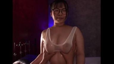 『おっぱいは炭水化物で育ちました!』ムチムチおねぇさんをオイルでぬるテカにしてからお腹も揺れるガン突きセックス!のthumbnail