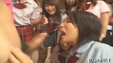発情期のメスはノリと勢いで同級生の目の前でフェラから生中だしまでしちゃうエロ動画のthumbnail