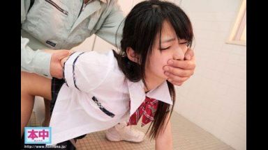 【渚みつき】トイレで作業員に襲われた女子高生が四つん這いで後ろからヤラれる！のthumbnail