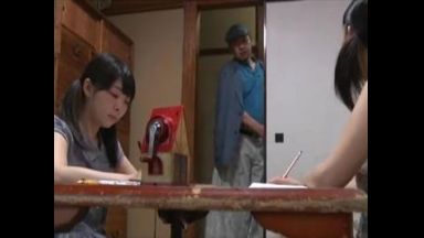【ヘンリー塚本】友達が来てるのに帰って来た継父に呼ばれて犯されるJKの義娘♥のthumbnail