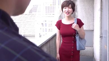 【里美ゆりあ】＜人妻×パイパン×パイ射＞隣人に住む美人奥さんの誘惑に画我慢出来なくなり無我夢中でハメまくったｗのthumbnail