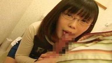 メガネ美少女がフェラご奉仕！トイレで亀頭を舌で舐めて気持ち良くしてあげたい地味子のthumbnail