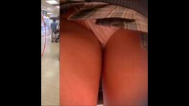 《女子校生・生下着スマホ盗撮》お友だちと買物に夢中な制服少女のミニスカを逆さ撮りのthumbnail