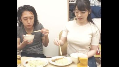 ♥清楚なメガネ人妻「いっぱい食べてね…手作り料理をお泊りで旦那には内緒よ…♥」巨乳のニットでぷるるおっぱいのthumbnail