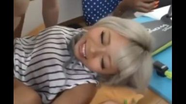 絶滅危惧種の派手系金髪ギャルがむさい男達に囲まれて中出しされてしまう・・・のthumbnail