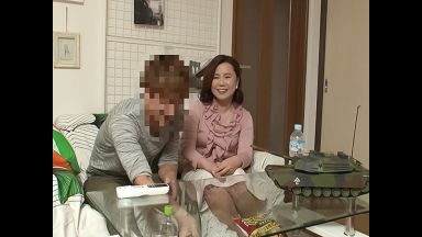 【素人ナンパ】ぽっちゃり熟女が若い男に口説かれその気になって不倫セックス！濃厚ご奉仕から他人棒挿入で絶頂アクメ！のthumbnail