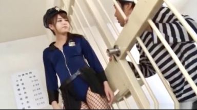 【婦人警官】アナタの態度しだいね！下着泥棒を捕まえて、留置所で犯人と極秘任務をしっぽり遂行♡エロこそ正義、お口で弾抜きのthumbnail
