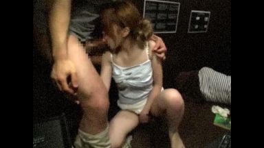 漫画喫茶／友達がすぐ隣で眠っているのにバイブオナニーしてしまう女♪覗いていた他人男と抜け出してSEX！のthumbnail