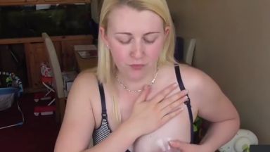 白い肌の女性が搾乳をしている動画が興奮しますｗｗｗのthumbnail