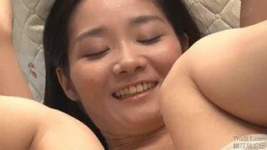 【人妻】人に見られるの恥ずかしいよ…アクメ感じたら関係ないｗｗｗ真横に友達がいたってさｗｗｗのthumbnail