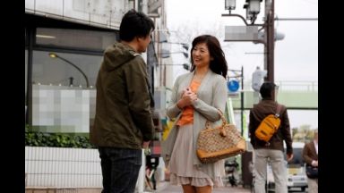 ☆人妻ナンパ☆　買い物客で賑わう商店街で見つけた絶対に浮気なんてしそうにない完熟人妻がとびきりスケベな淫乱メス犬に豹変！旦那さんが仕事に精を出す平日の昼下がり濃厚な熟女臭が溢れ出す股間にハイパワー電マをビタ当てされて極度の興奮状態に陥った欲求不満の人妻が魅せる淫らな姿を見逃すな！のthumbnail