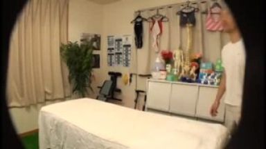 ♡スゴい…のぞき＋スレンダー♡マッサージで絶頂しちゃって企画の淫乱H動画「いい…んん…イクぅぅぅ♡」☆水着☆のthumbnail