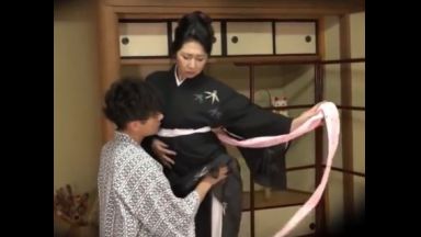 ！！旅館女将のおもてなし…絡みつくねちょねちょの完熟肉ヒダおまんこで中出しでお客様にご奉仕！！またいらしてくださいねのthumbnail