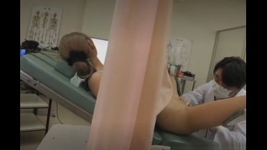 夫婦で産婦人科に診察してもらいに来ただけなのに、夫が診察室の外で待ってるなか悪徳先生に犯されて中出しされてしまった。のthumbnail