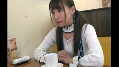 ♡ファミレスで精子どぴゅぅぅぅ「ここで射精させてあげるね…♡」変態露出痴女に弄ばれる初心な僕…のthumbnail