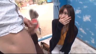 【マジックミラー号】「ここでですか？」赤ちゃんと旦那を外で待たせ子育てママが子なし男性の勃起チンポに発情のthumbnail