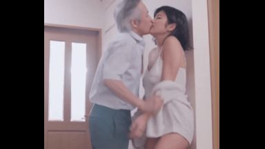 芸能人級に超美人な人妻熟女が白髪の義理の父と熱く交わる家庭内不倫SEX!!のthumbnail