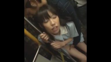 ロリ系のJK、満員バスでレイプされて失神！服を脱がされ放置されちゃうのthumbnail