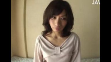 ［大神聖華］料理教室の先生をやってる四十路熟女人妻はセックスレスだからやりたくてタマラナイ…でもってAVに応募して来たってわけさのthumbnail