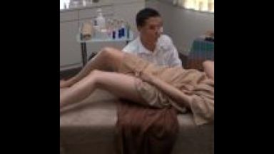 【人妻マッサージ】本当にマッサージなんですか？不信感を抱きながらも素直にパイパンマンコに受け入れ本番！のthumbnail