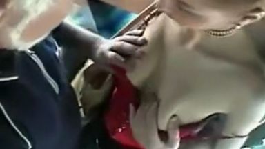 バスの中で2人の痴漢に触られまくっている女性が可愛いけどエロい件についてｗｗｗのthumbnail