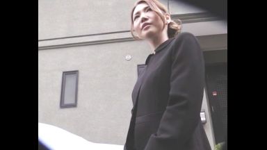 ♡旦那さんのお墓参り帰りの37歳未亡人に中出し…主人が逝って初めてのSEXでイキ狂っちゃうご無沙汰おまんこ…のthumbnail